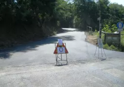 L’imbocco della Strada dei Cannoni dalla colletta di Rossana, nel territorio del Comune di Busca, che esegue costantemente lavori di manutenzione sul tratto di sua competenza. Qui un recente interevento di bitumatura